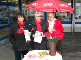 Rita Hirsch, Otti Pinetzki und Jutta Kühl informieren zum Weltfrauentag